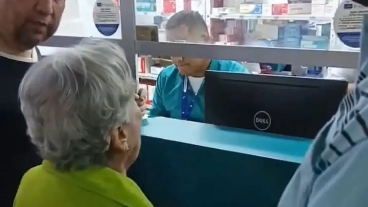La abuela grita “asesinos” en el dispensar de Famisanar EPS y New EPS, intervino por el gobierno de Petro, después de rechazar su medicina.

 – En la mira