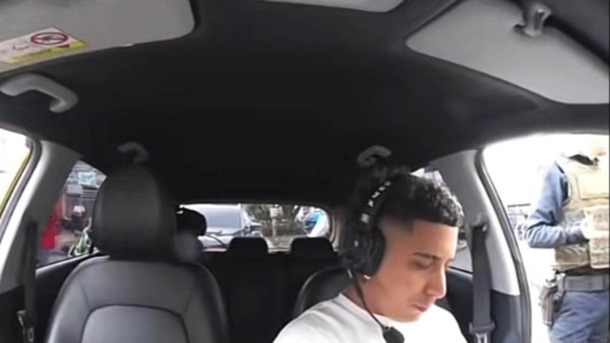 Reciente controversia “Sr. Stiven”, “Streamer” Caleño, que fue prometido por la policía cuando transmitió en vivo desde un taxi, desde el cual aconsejó

 – En la mira