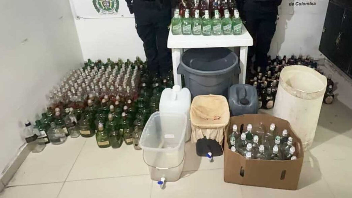Sorprendieron mucho alcohol falsificado en la nieve: tenían un alambre y botellas hechas a mano listas para su distribución.

 – En la mira