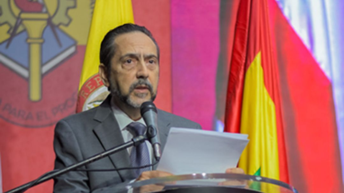 El rector Uniautónoma se defiende contra las quejas de mentiras en su CV y ​​recibe el apoyo del Ministerio de Educación

 – En la mira