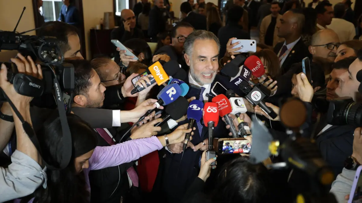 El ministro del interior Armando Benedetti interrogó a Jorge Enrique Ibáñez juez para una nueva solicitud de reforma de pensiones

 – En la mira