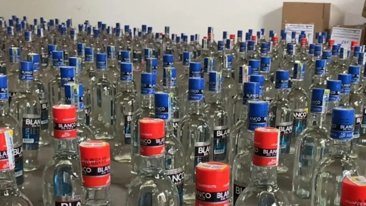 Las autoridades tomaron más de 300 unidades de alcohol durante los procedimientos en Dagua y Jamundí

 – En la mira