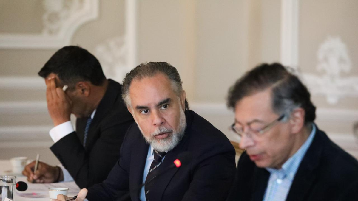 “Las reformas laborales se hundieron rápidamente y hoy con la parsimonia quieren hundir las reformas de la salud”.

 – En la mira