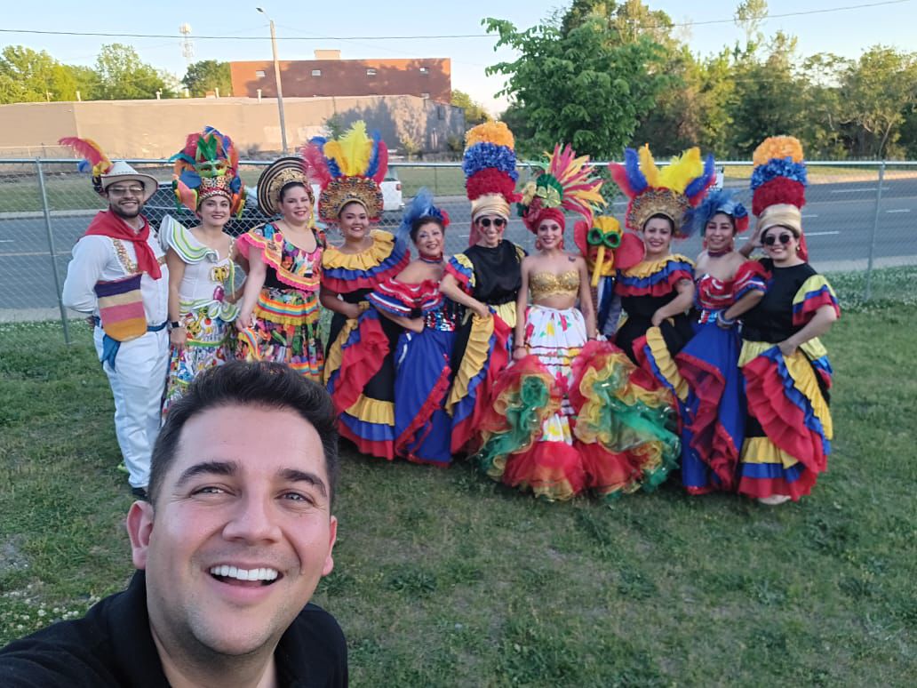 Jóvenes de las partes populares de la ciudad conducen internacionalmente: cultura colombiana 

 – En la mira