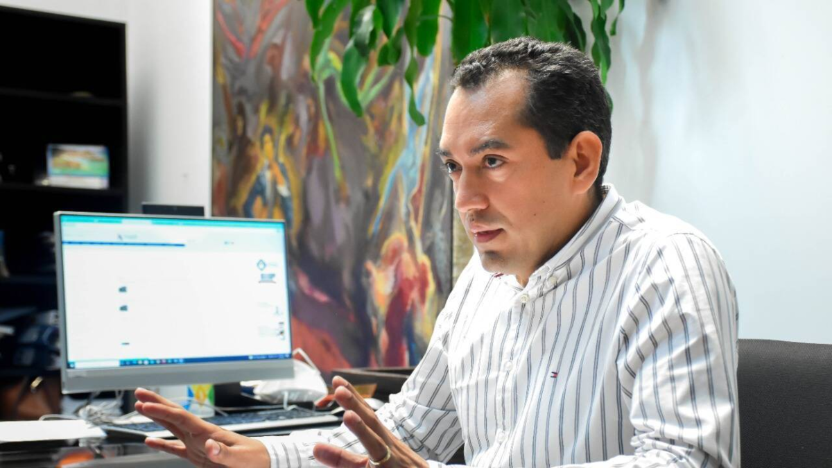 El rector Danilo Hernández ejecuta una votación, pero el día fue destruido por la violencia

 – En la mira