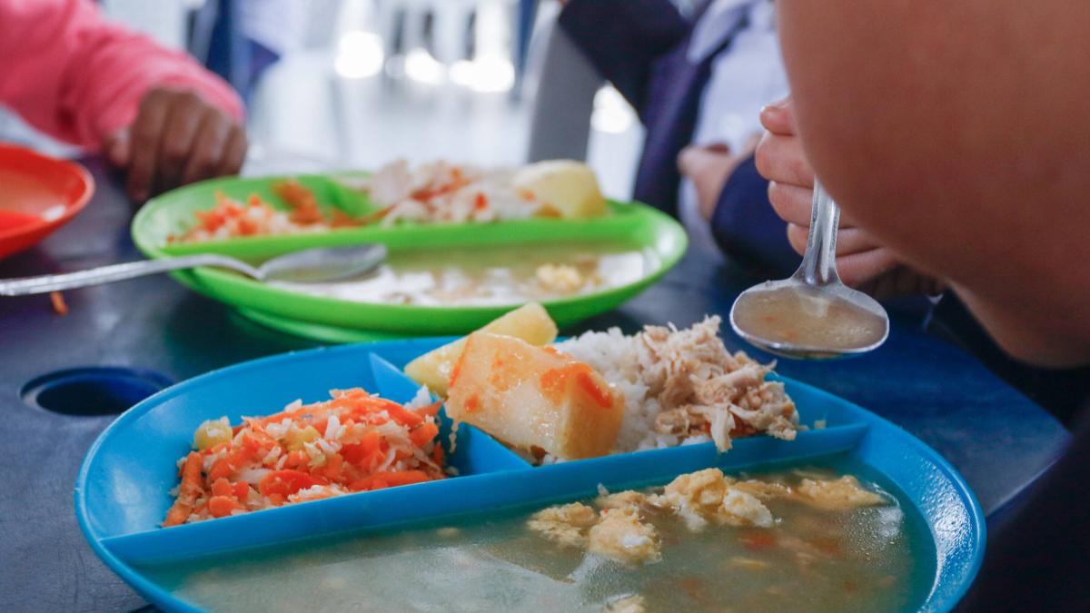 Más de 30 niños enfermaron después de almorzar.

 – En la mira