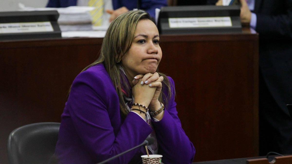 Carolina Corcho anuncia que seguirá en consulta con el histórico tratado 26 de Octubre tras el retiro de Daniel Quintero: “Seguimos arreglados”

 – En la mira