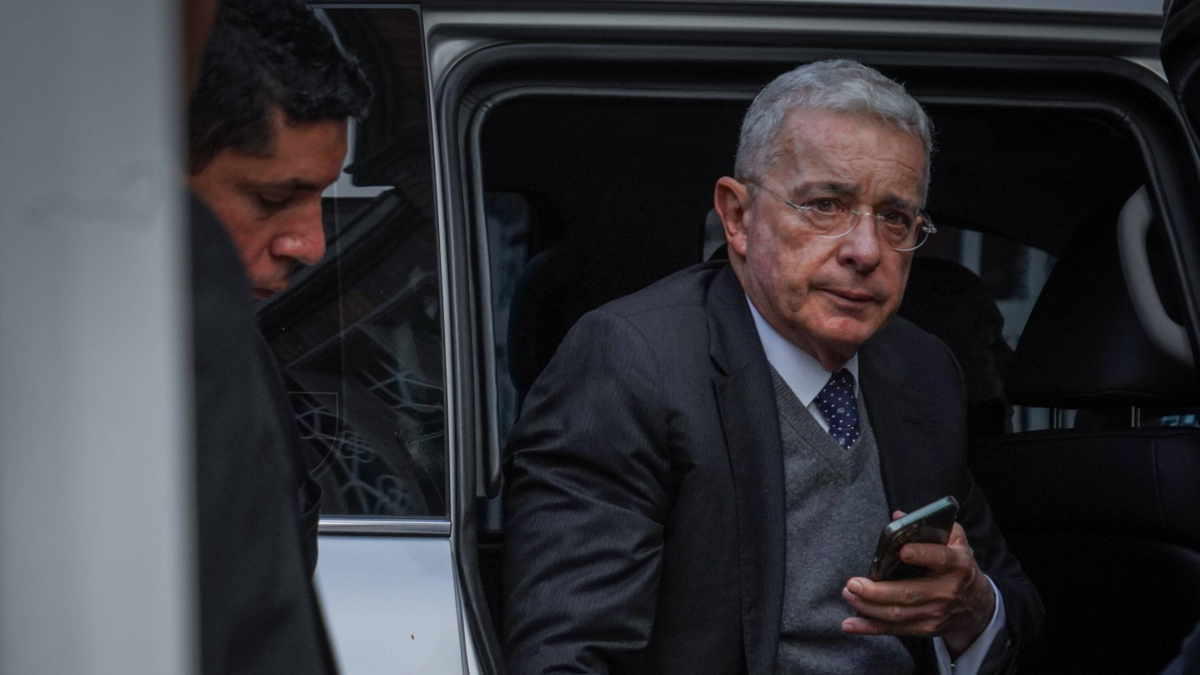 El CNE abre investigación preliminar contra el inexistente registro del expresidente Álvaro Uribe

 – En la mira