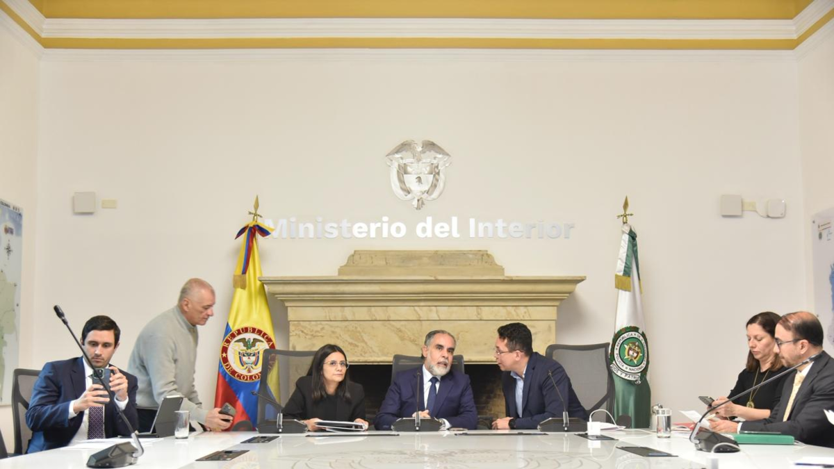 El ministro Armando Benedetti, se reunió con 16 ejecutivos de Paz Exuuc en reuniones preparatorias para el presunto cierre del proceso con paramilitares

 – En la mira