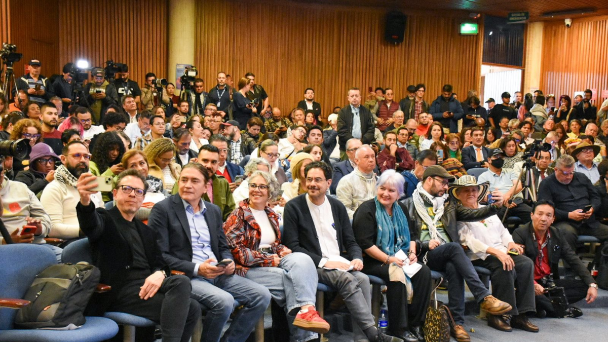 “Nuestros verdaderos oponentes son el derecho ultra uribista y sus tareas” ”

 – En la mira