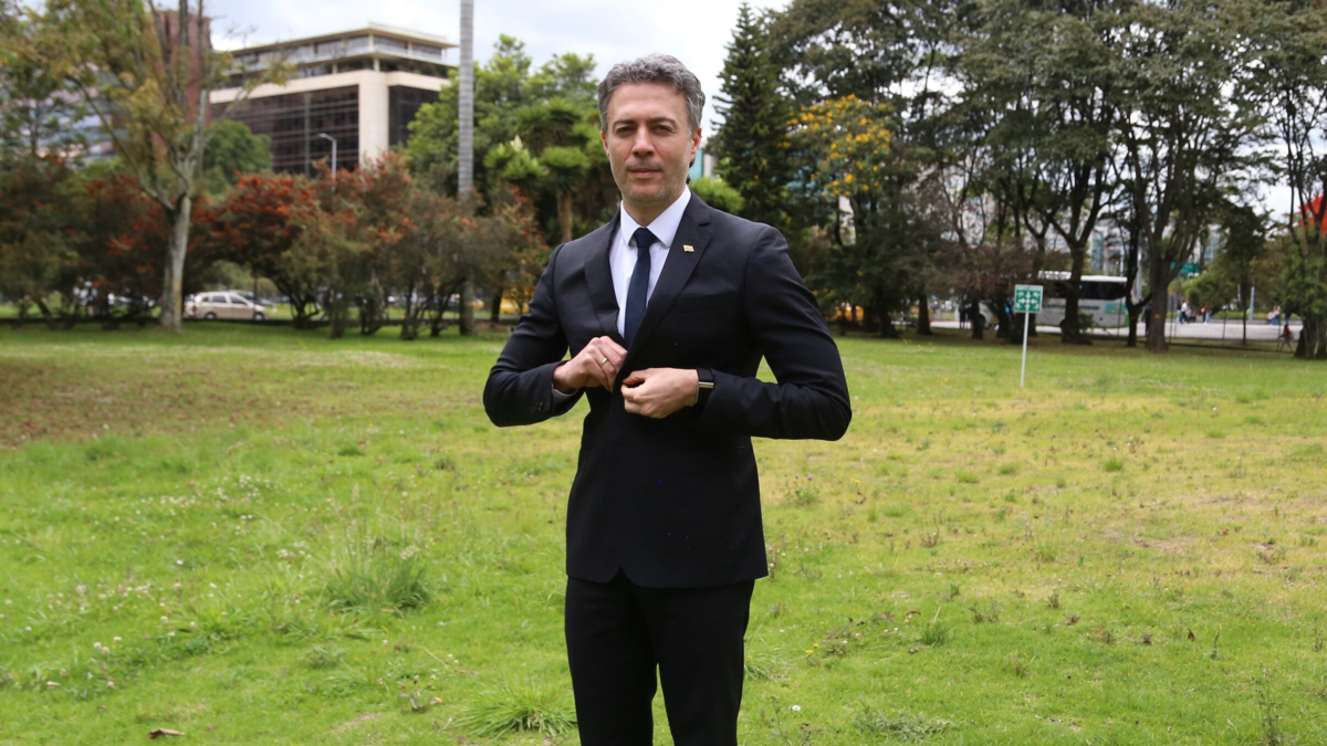 Daniel Quintero: “He visto un gran esfuerzo para tratar de salir del camino para la oficina presidencial”

 – En la mira
