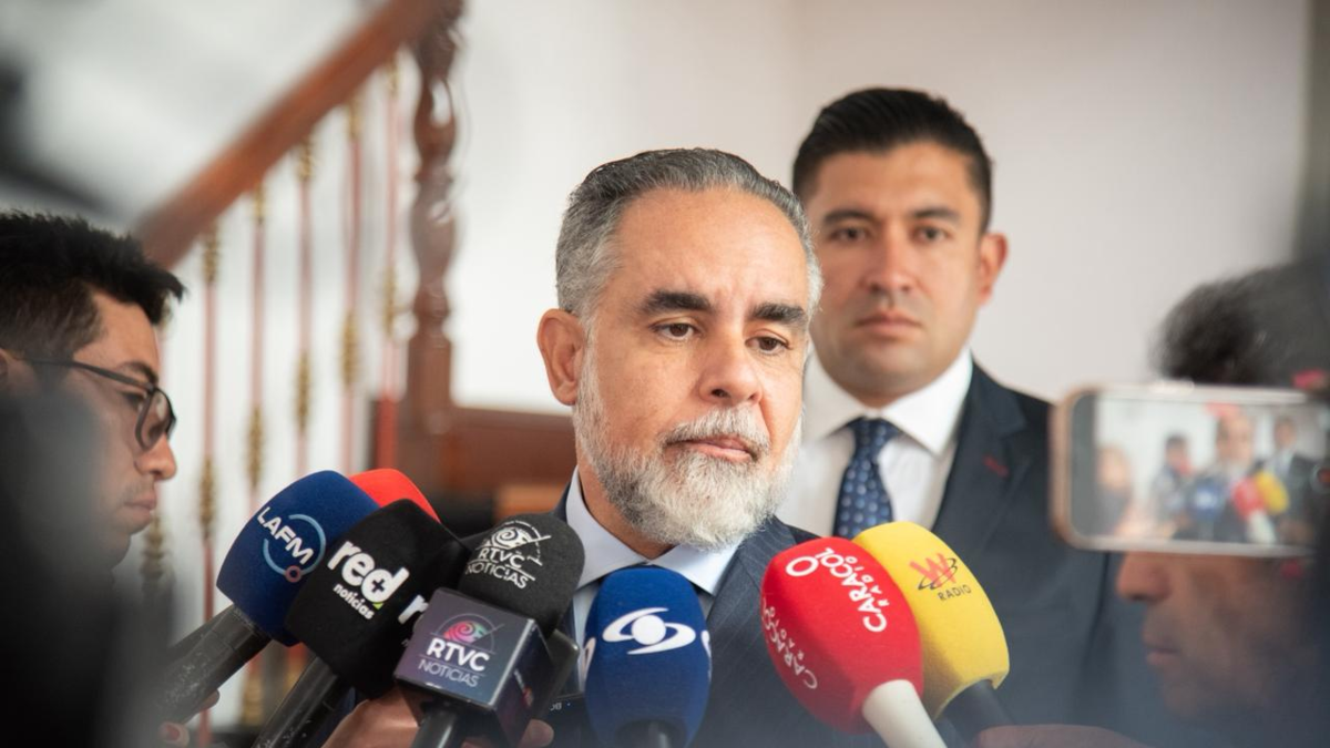 El ministro Armando Benedetti anuncia el fortalecimiento de las medidas protectoras de Oscar Tulio Lizcano, padre del candidato de Mauricio Lizcano, después de las amenazas

 – En la mira