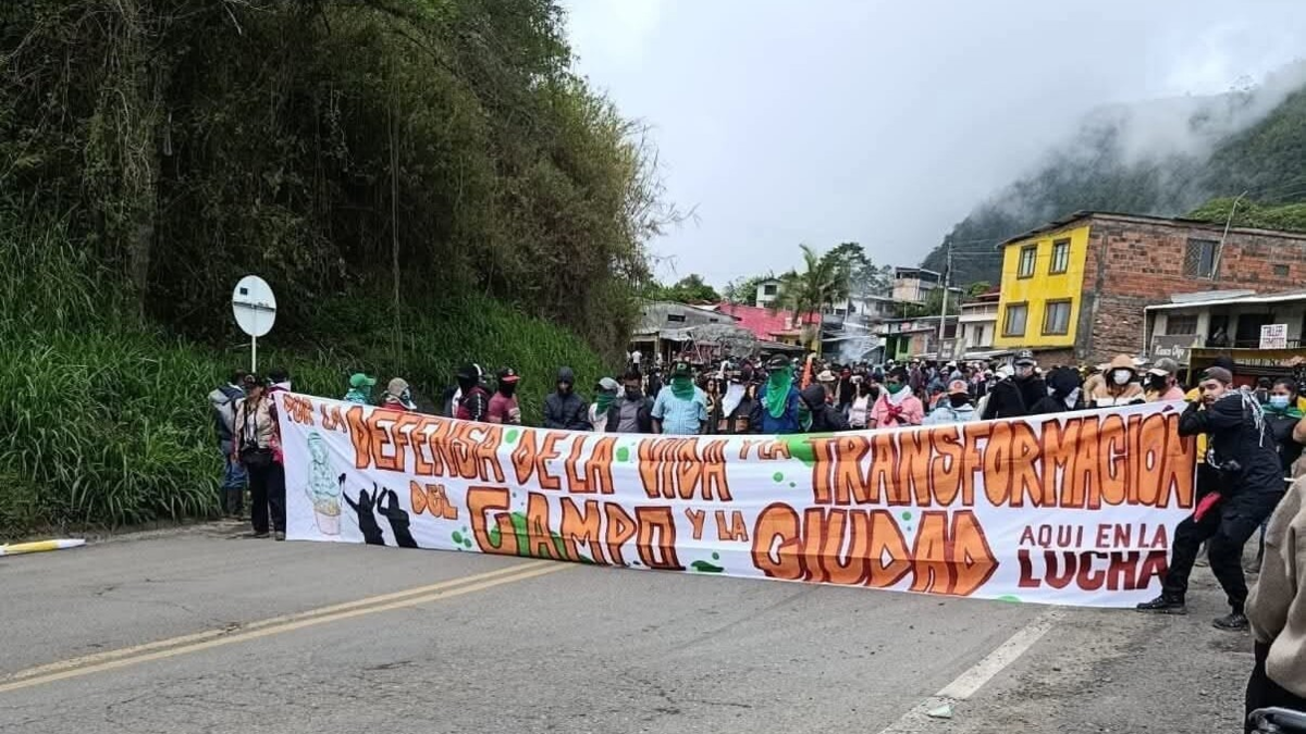 Gremios hacen sonar alarma tras dos días de bloqueos en carretera Panamericana en Cauca; El cruce a Buenaventura en Valle permanece cerrado

 – En la mira