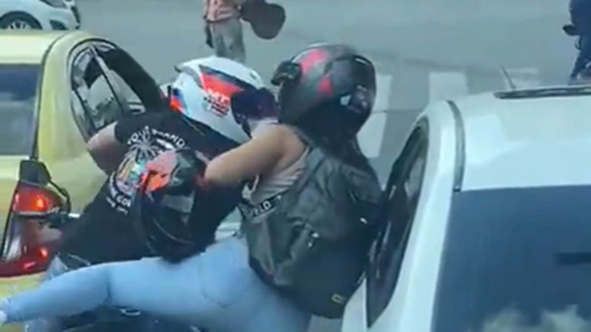 Una persona que viajaba en un bus del MIO resultó herida tras recibir un disparo de un hombre que intentó robar el vehículo en el centro de Cali

 – En la mira