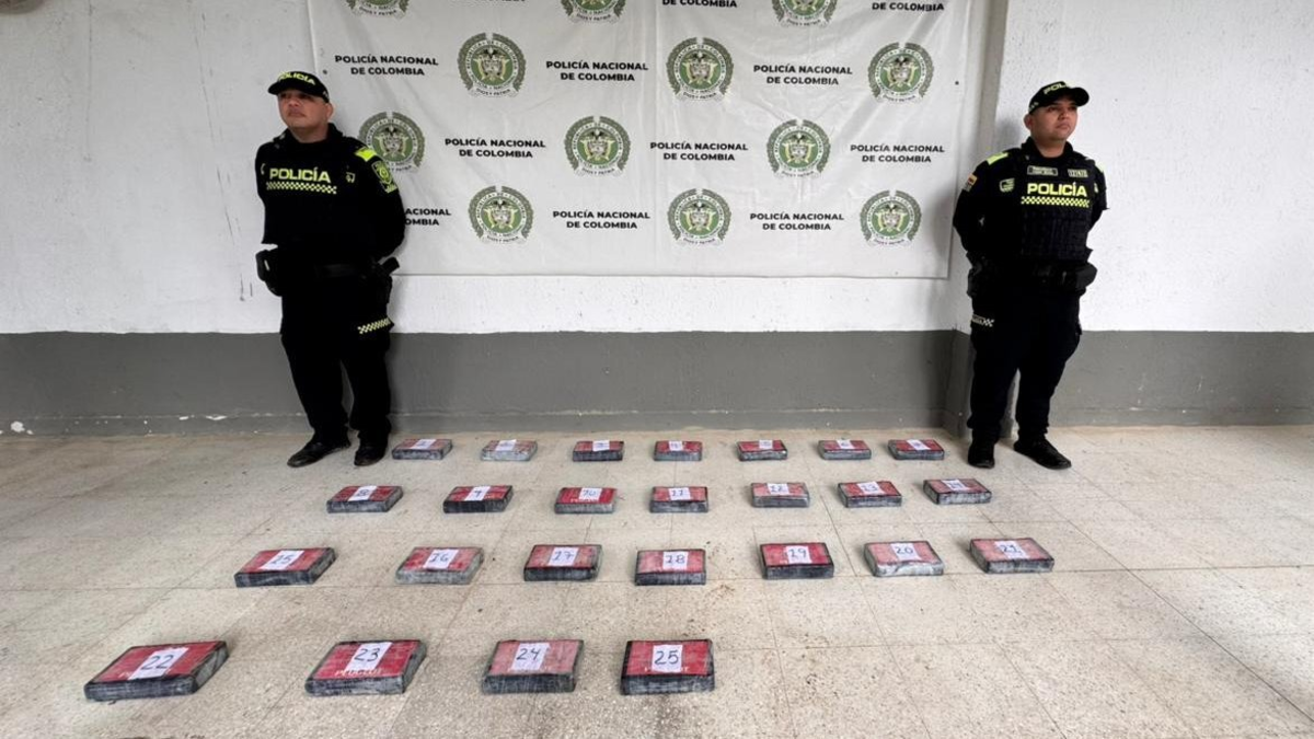 La policía descubrió que llevaba consigo 25 kilogramos de cocaína.

 – En la mira