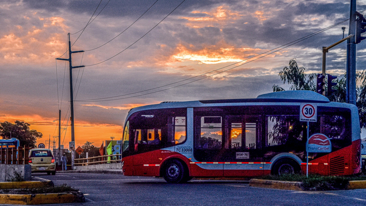 En medio de la crisis, el distrito de Cartagena comprará 55 nuevos autobuses para reemplazar la dañada flota de Transcaribe, seis de los cuales serán equipados con tecnología eléctrica

 – En la mira