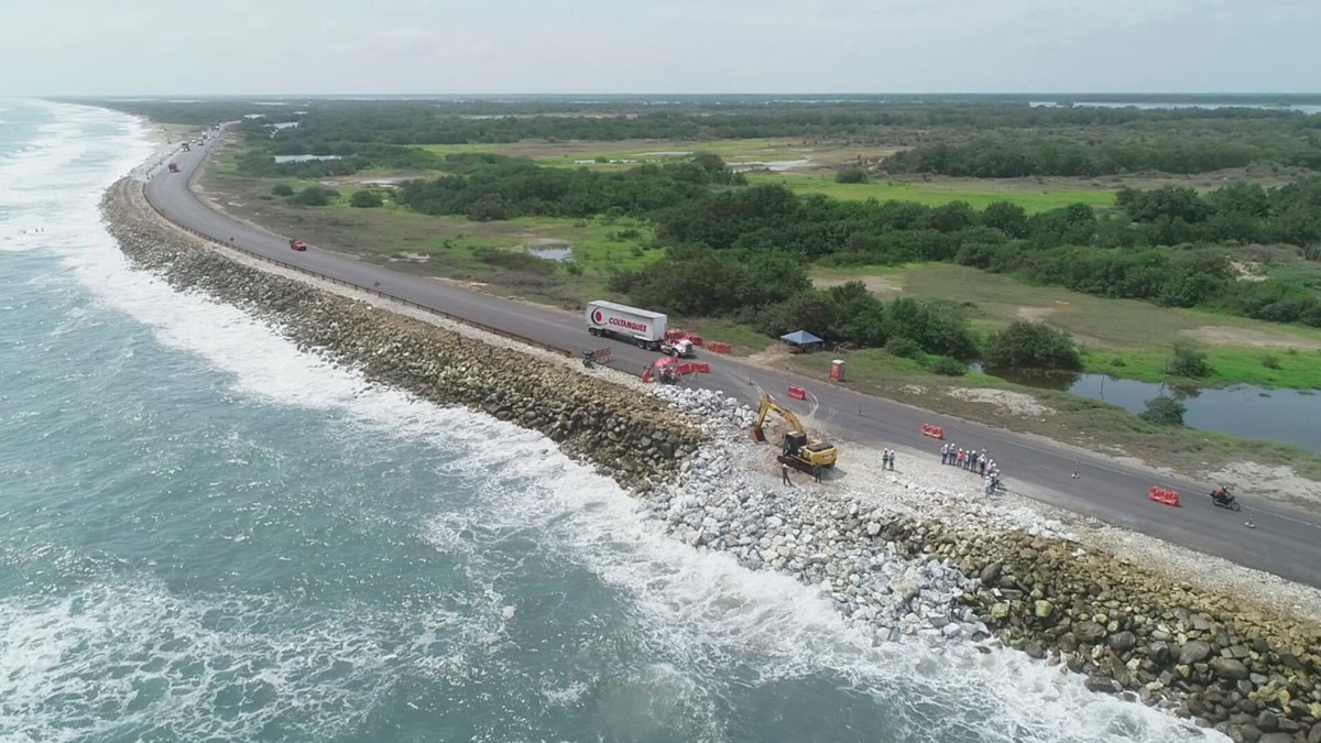 El río y el mar amenazan a las comunidades y la movilidad.

 – En la mira