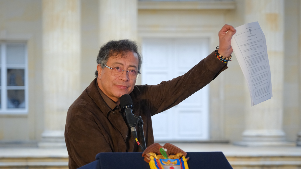 Presidente Gustavo Petro firma decreto que desclasifica documentos del extinto DAS

 – En la mira