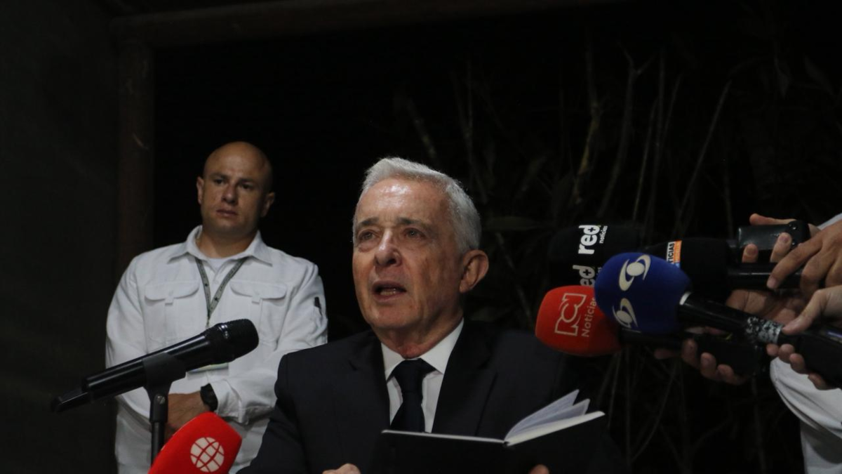 El expresidente Álvaro Uribe habla por primera vez tras ser absuelto totalmente en caso de testigos

 – En la mira