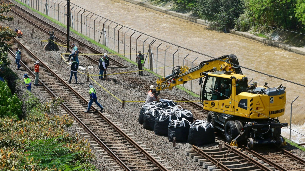 Tiraron 20 toneladas de material al río

 – En la mira