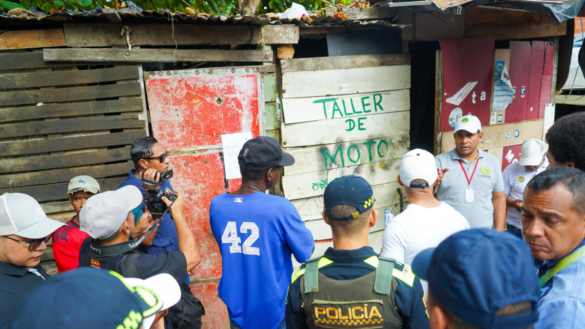 Distrito recupera inmuebles en Chambacú con apoyo del ESMAD para acabar con talleres, comedores y gomerías

 – En la mira