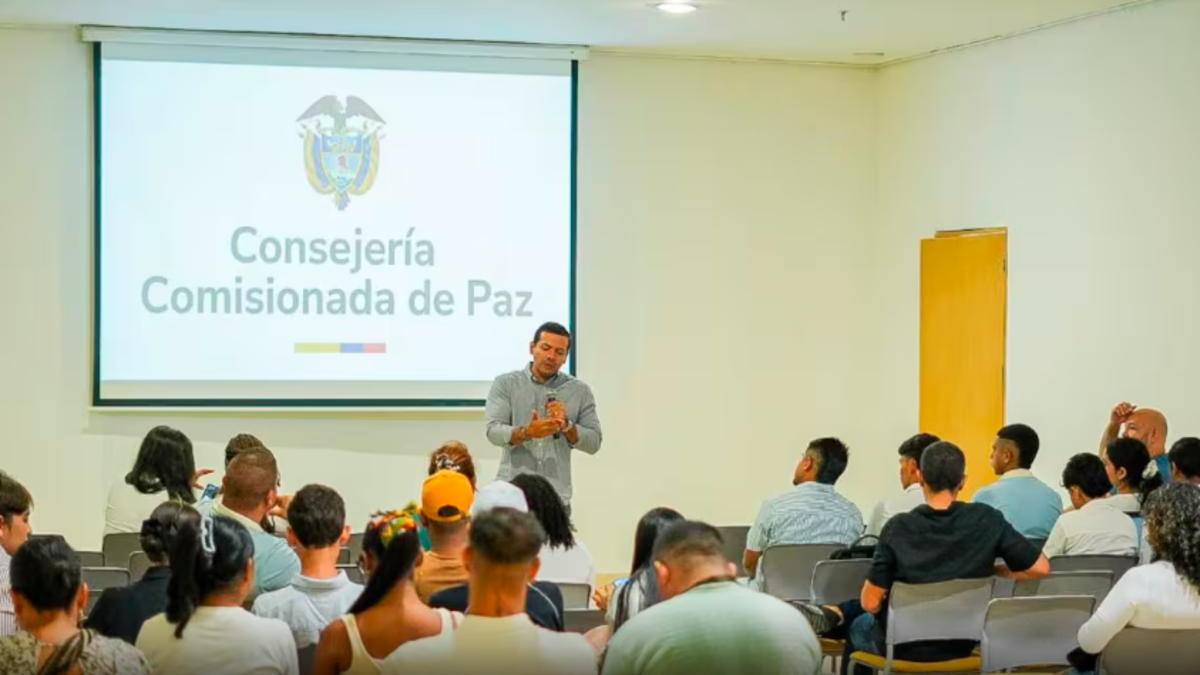 Primer día de socialización con la comunidad por una “tregua” en el conflicto con bandas criminales.

 – En la mira