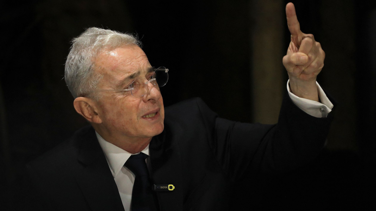 El juicio político a Álvaro Uribe Vélez le da campo abierto para ser la principal figura en las elecciones presidenciales y legislativas: ¿volverá al Senado?
 – En la mira