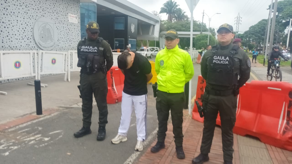 ¿Cómo coordinó el plan el último de los tres capturados?
 – En la mira