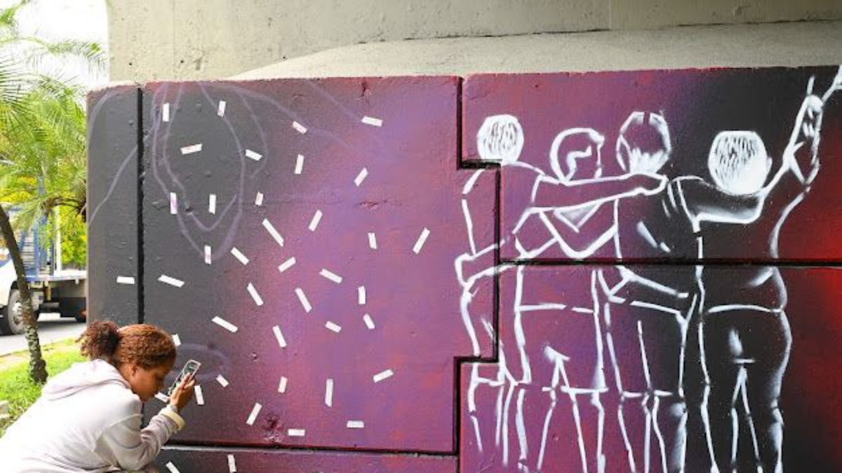bar América de Cali y la Alcaldía se unieron para pintar el puente con mensajes de paz y de identidad caleña
 – En la mira