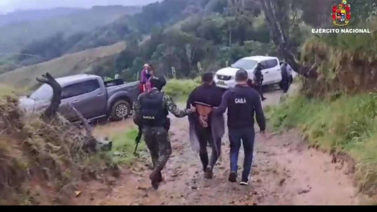 La caída de un peligroso líder disidente, aficionado a las peleas de gallos, que recaudó más de 800 millones de dólares mediante extorsiones en el Tolima
 – En la mira