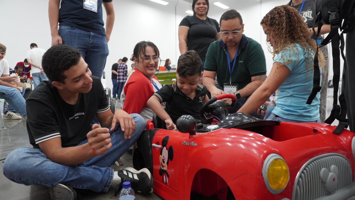 Los coches de juguete eléctricos se adaptan a niños discapacitados
 – En la mira