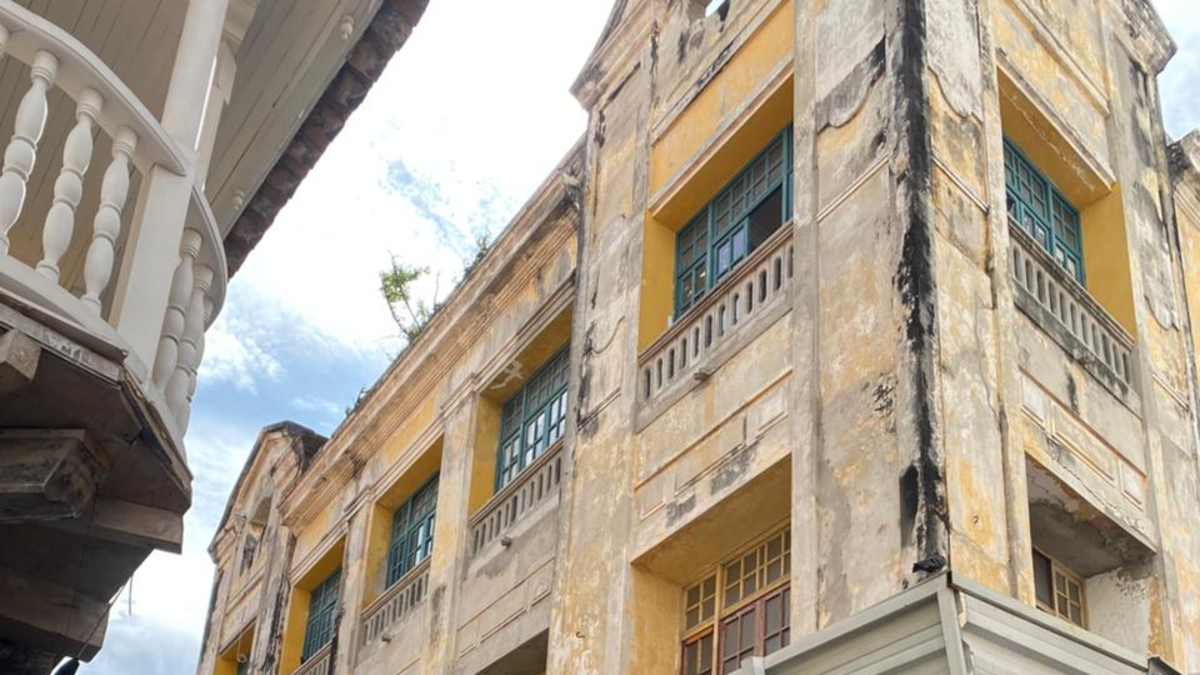 debe ser evacuado y demolido
 – En la mira