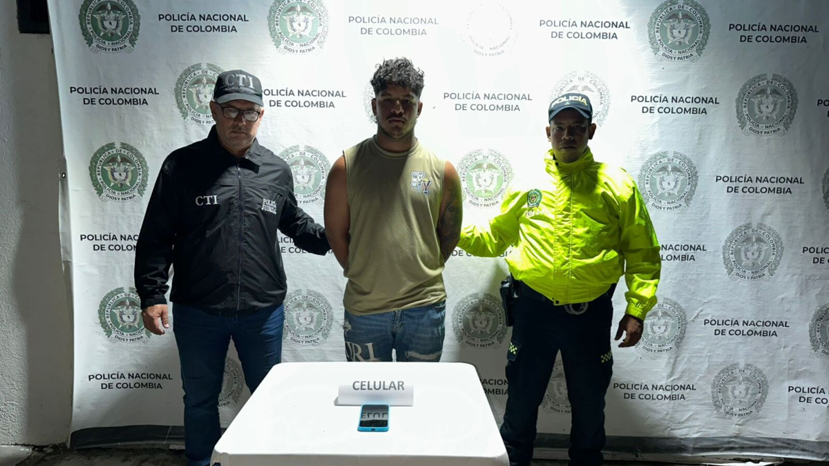 La última foto de la vida del biólogo italiano Alessandro Coatti antes de ser asesinado y desmembrado en Santa Marta; Estaba con la persona que lo incriminó.
 – En la mira