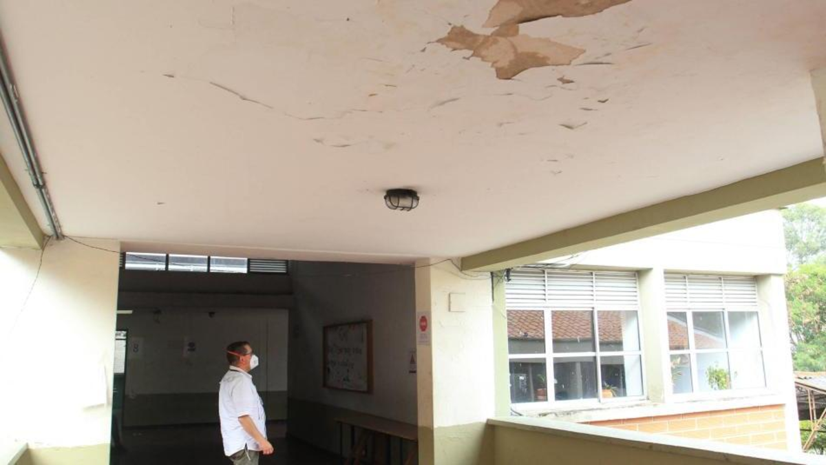 Las escuelas se caracterizan por cierto grado de deterioro físico y deficiencias tecnológicas.

 – En la mira