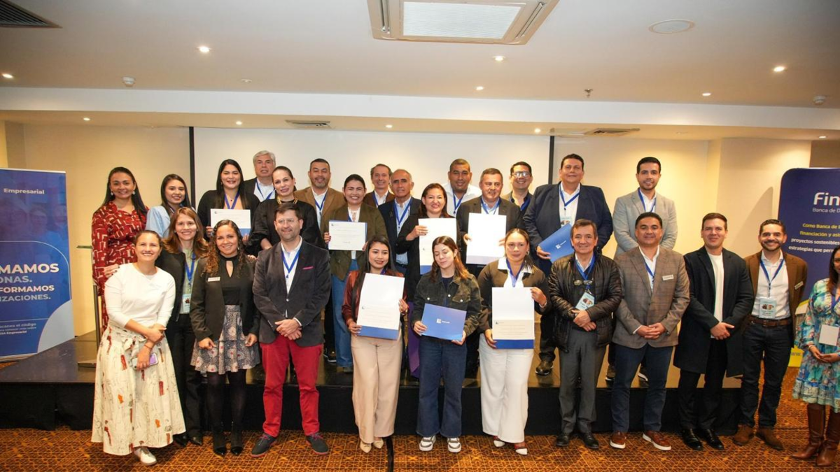 Administración pública y liderazgo – 144 alcaldes y secretarios de país fueron capacitados en estos dos temas

 – En la mira