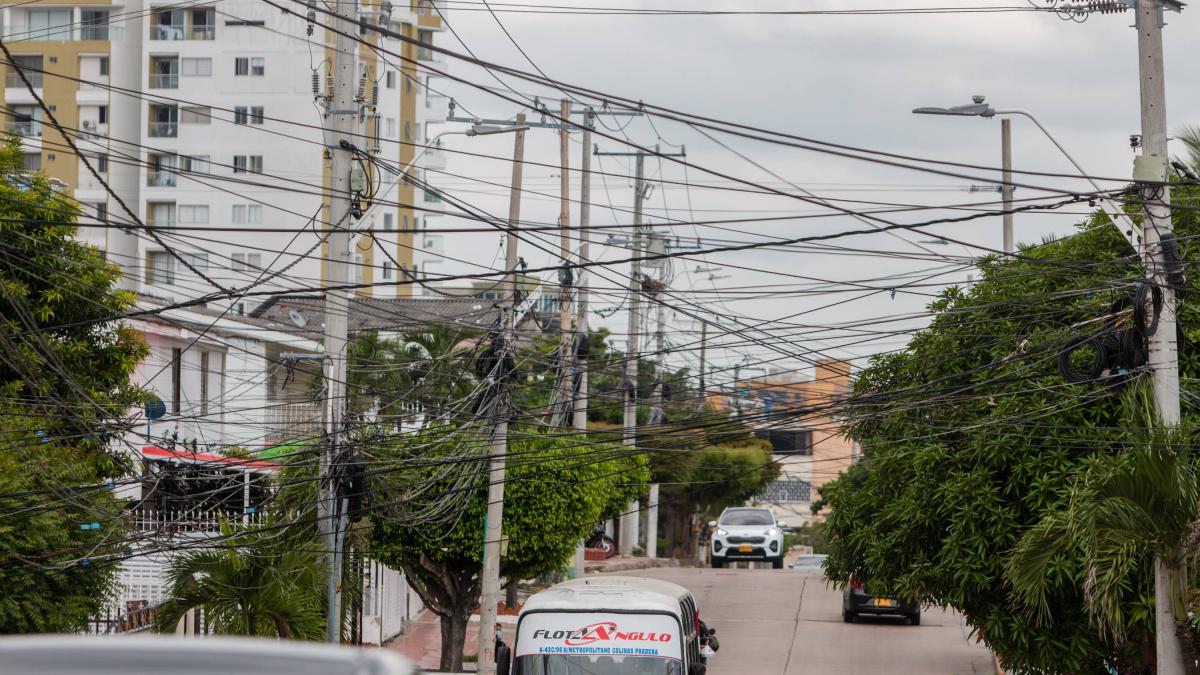 Alcaldía de Barranquilla defiende avances en solución de maraña de cables de antena, pero condena incumplimiento de sentencia judicial

 – En la mira