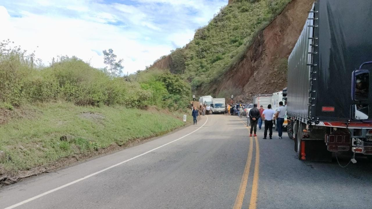 Autoridades cerraron la Carretera Panamericana entre Pasto y Popayán por la caída de piedras gigantes por una fuerte ola invernal

 – En la mira