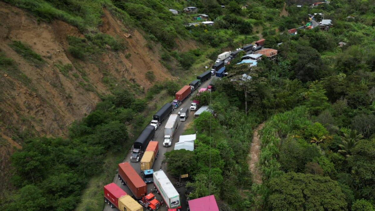 Bloqueos en la vía a Buenaventura

 – En la mira