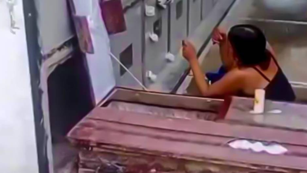 Confusión en Santander por una mujer que profanó una tumba para bañar a los muertos
 – En la mira