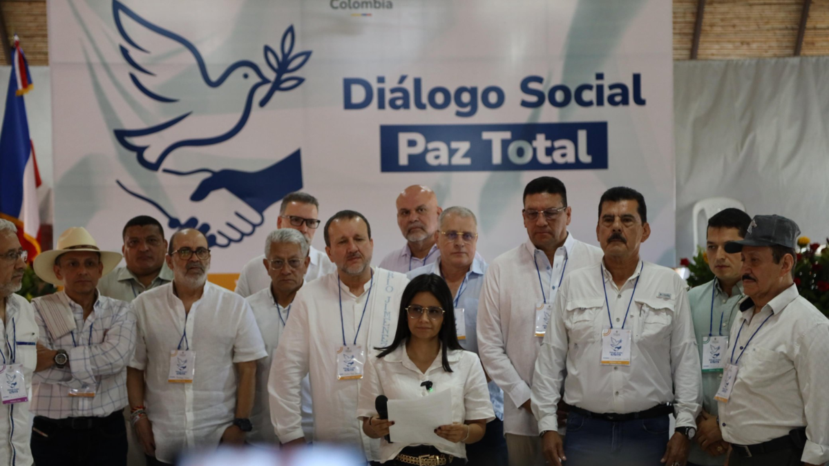 El gobierno y los ex parlamentarios designados como fuerzas de paz crearon un comité técnico para el cierre previsto del proceso de Ralito.
 – En la mira