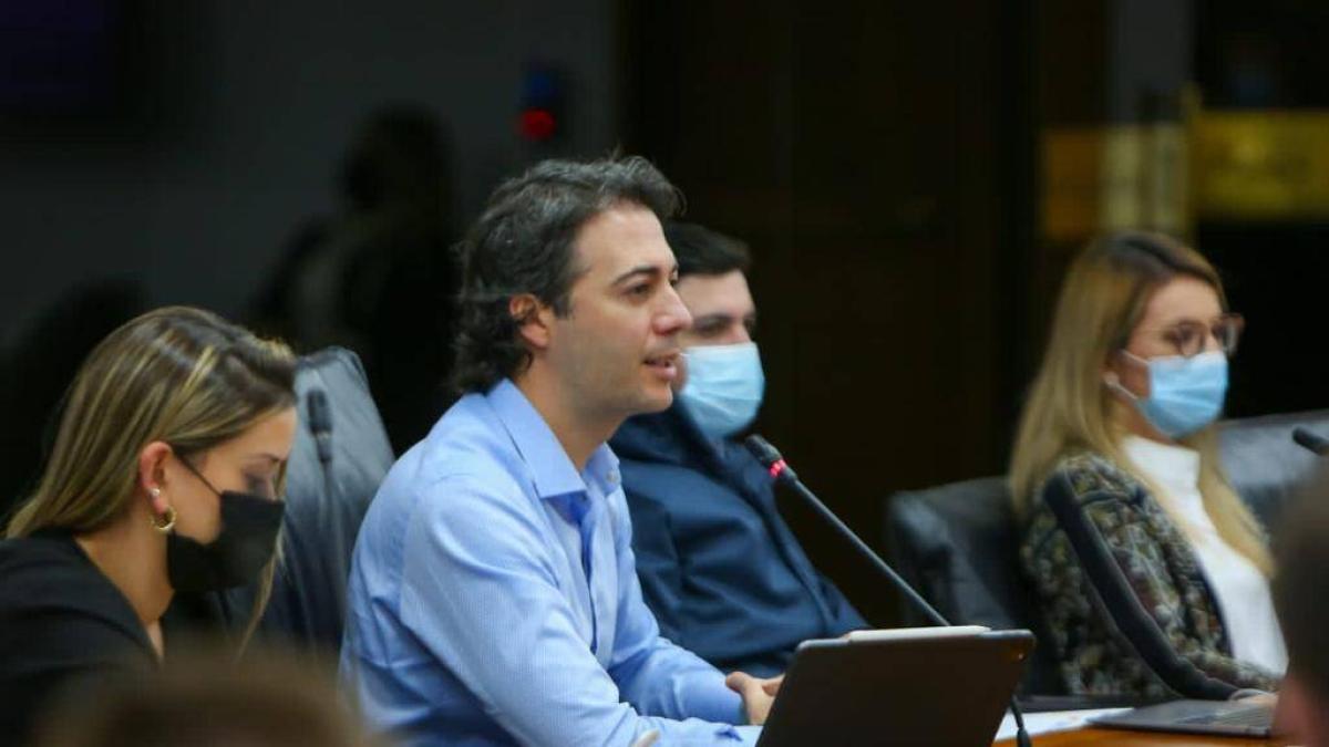 “Esta es otra ley más que me descarrilará de la presidencia”
 – En la mira