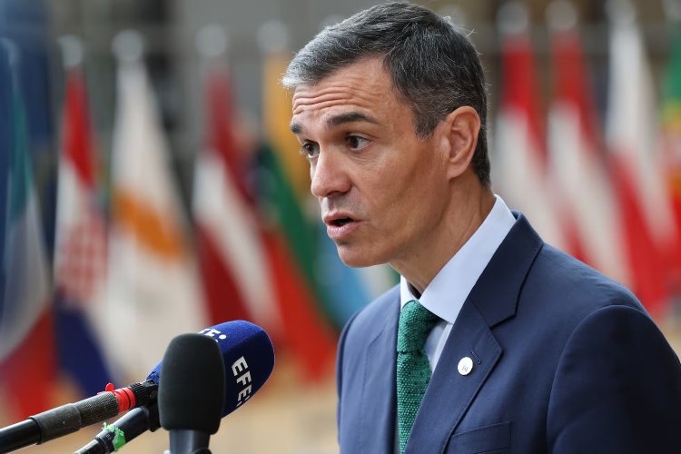 Detenidos dos jóvenes hackers por filtrar datos personales del presidente Pedro Sánchez – EXTRA

 – En la mira