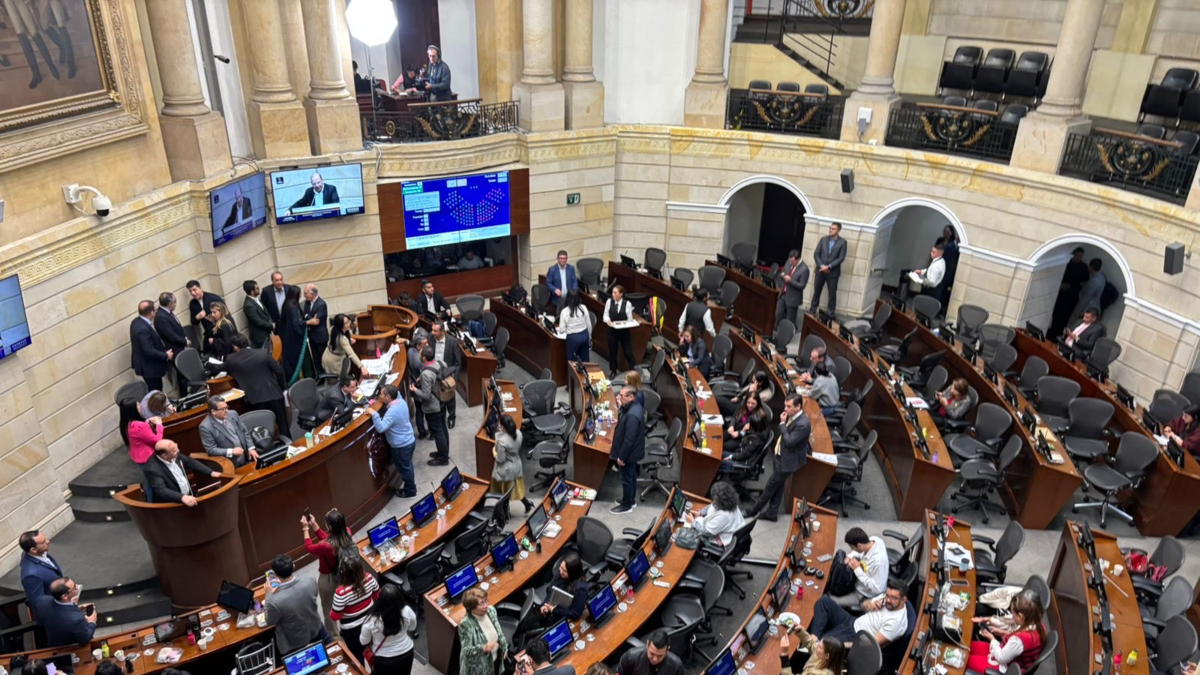 “No satisface las necesidades reales de los colombianos”.

 – En la mira