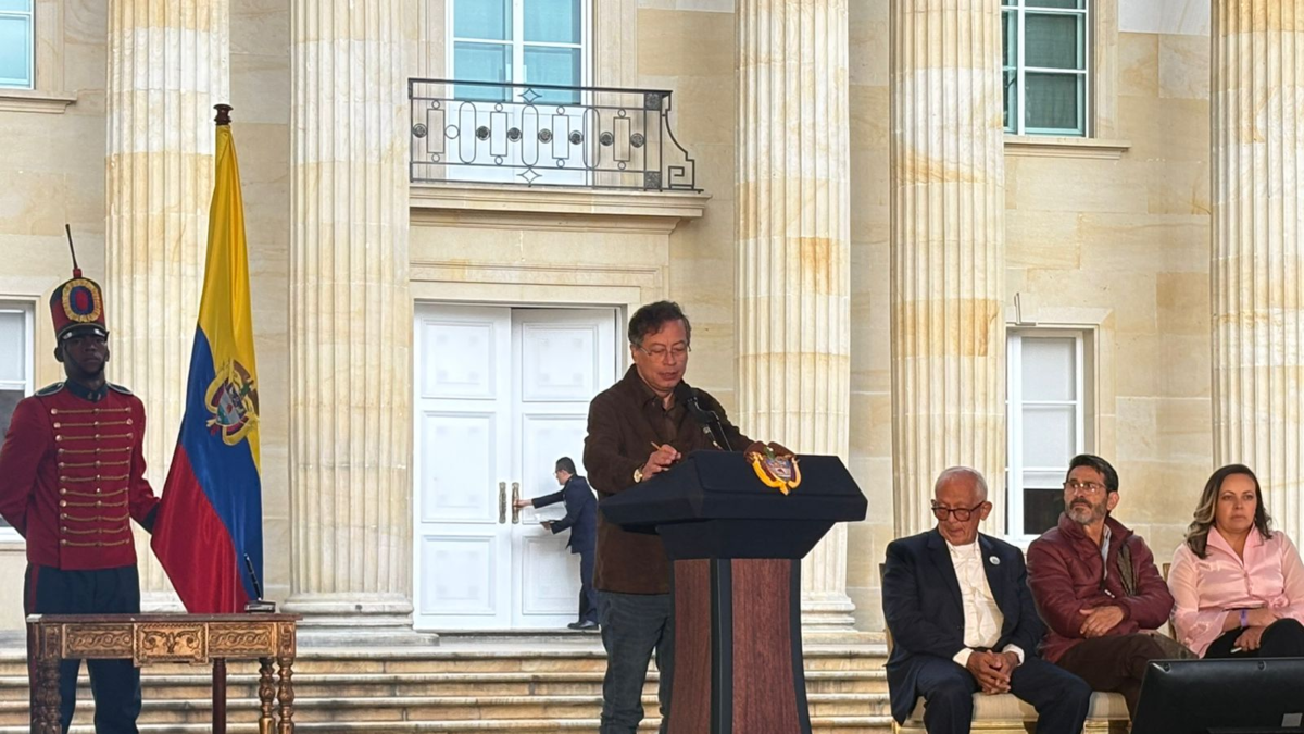 Presidente Gustavo Petro anuncia que sustituirá al director de la policía en discurso sobre la descertificación

 – En la mira