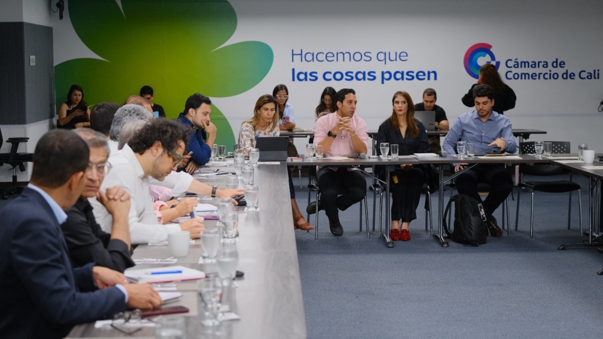 Protestas de sindicatos y congresistas contra el presidente Petro en relación con el proyecto en espera de la firma de un acuerdo.
 – En la mira