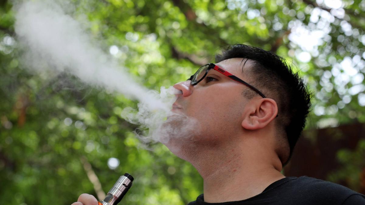 La alcaldía de Medellín prohibió la venta y consumo de vaporizadores y cigarrillos electrónicos en escuelas y universidades y sus alrededores.

 – En la mira