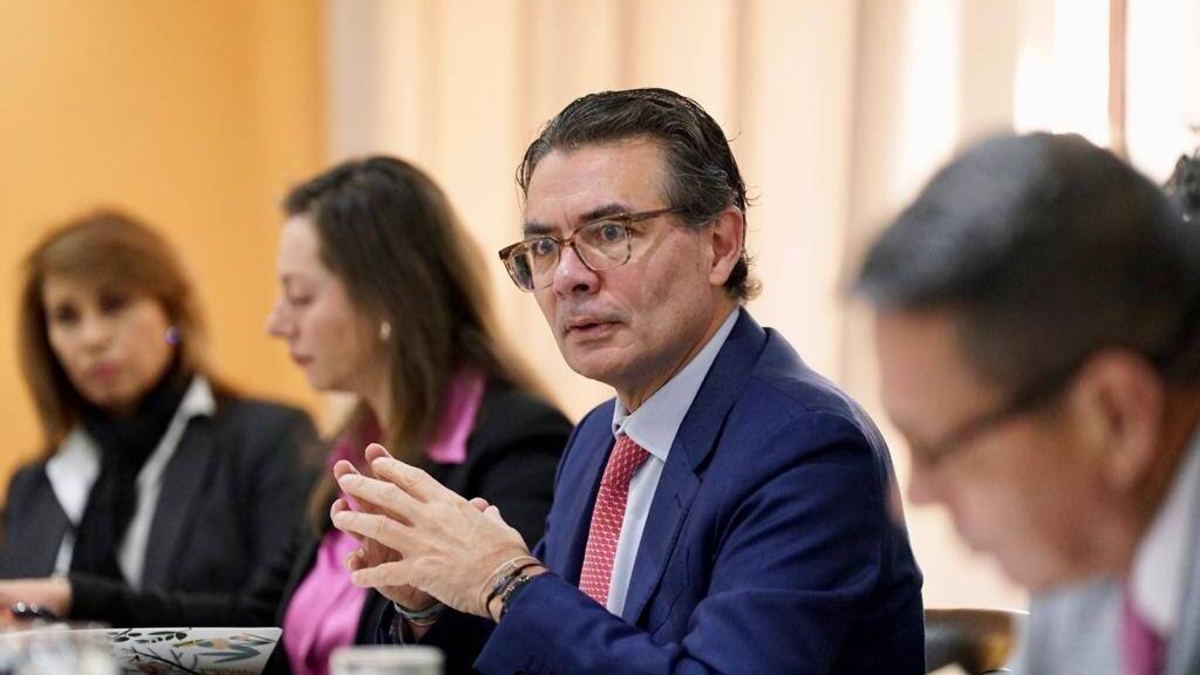 El veto de Alejandro Gaviria habría sido el motivo para invitar al Senado a Mauricio Gaona, cabeza de lista del centro.

 – En la mira