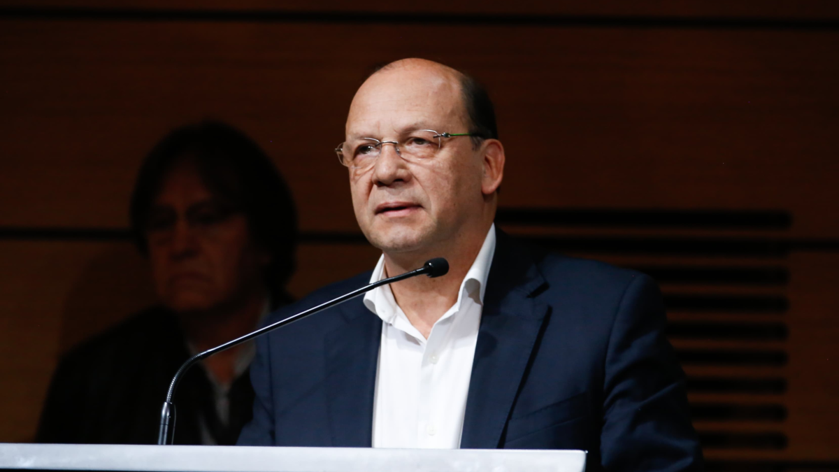 El gobierno está reduciendo los umbrales de importación para el envío postal y urgente como parte de su reforma fiscal.

 – En la mira