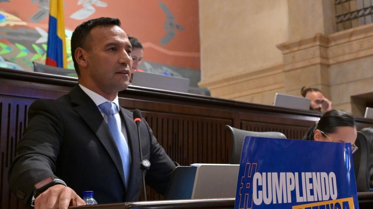 Se presenta una moción de censura contra el ministro de Defensa, Pedro Sánchez, por unos bombardeos en los que murieron al menos 12 niños.

 – En la mira