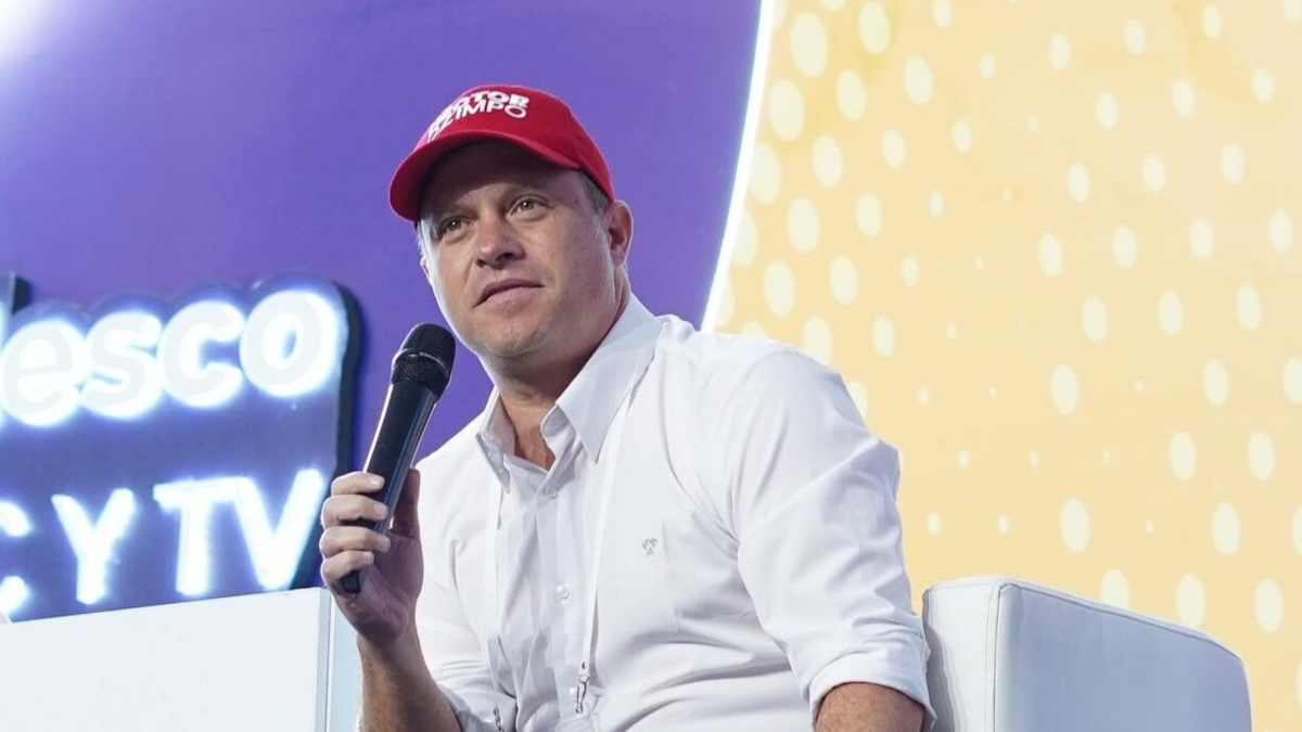 Héctor Olimpo Espinosa choca con Juan Guillermo Zuluaga en Fuerza de las Regiones

 – En la mira